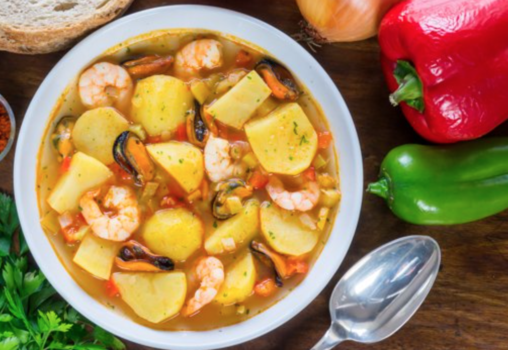 Ensalada de vegetales con guiso de patatas con marisco a la marinera.
